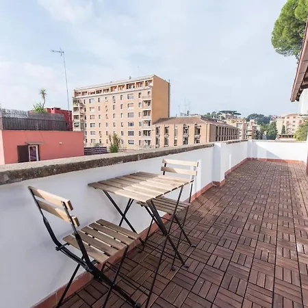 San Peter's - Cosy Renovated Penthouse דירה