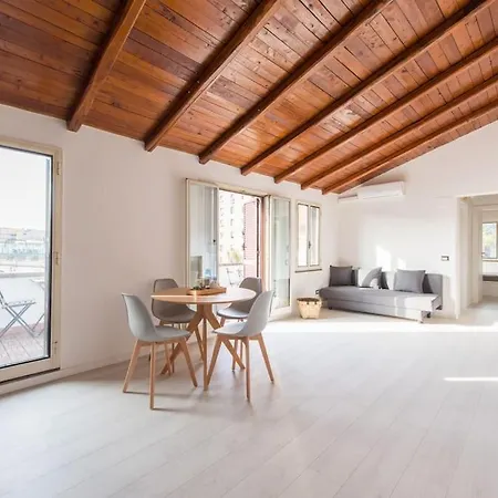 San Peter's - Cosy Renovated Penthouse דירה *