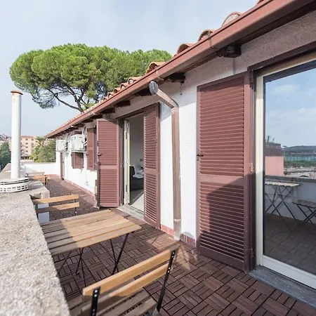 San Peter's - Cosy Renovated Penthouse דירה *